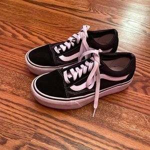Black shade/canvas platform Vans size 6. Unisex, can also fit men’s 4.5.